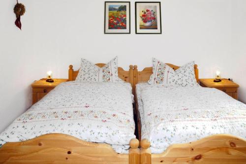 2 camas individuales en un dormitorio con 2 velas en las mesas en House, Steinbach-Hallenberg, en Altersbach