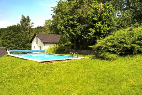 a swimming pool in the middle of a yard at House, Steinbach-Hallenberg in Altersbach
