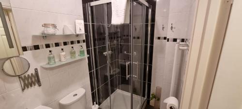 Bilik mandi di Glencoe Guest House