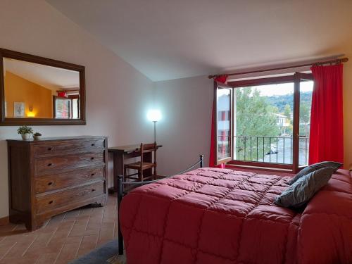 1 dormitorio con 1 cama, vestidor y ventana en LA TERRAZZA DI OTTO, en Orvieto