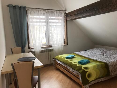 מיטה או מיטות בחדר ב-Domek Kozia Grapka