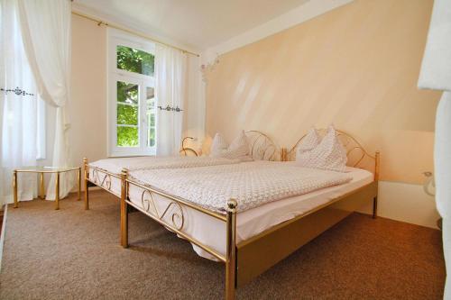 a bedroom with a bed with white sheets and a window at Apartment, Zahrensdorf in Zahrensdorf