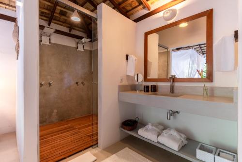 a bathroom with a sink and a shower at DA GRAÇA HOTEL in Trancoso