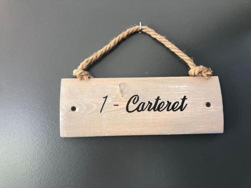 a sign that says i consider hanging on a wall at Le Rocher Appart Hôtel in Valognes