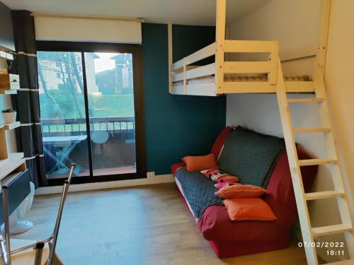 a room with a couch and a bunk bed at studio Seignosse Océan (plages et commerces à pied) in Seignosse