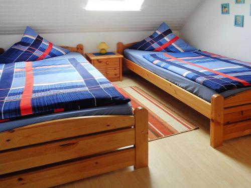 1 Schlafzimmer mit 2 Betten und einem Nachttisch in der Unterkunft Terraced house, Nessmersiel in Neßmersiel