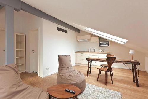 een woonkamer met een bank en een tafel bij Apartments in the Sudhaus, Schwerin in Schwerin