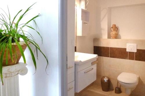 Et badeværelse på holiday home in Puyméras with garden