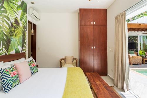 Una cama o camas en una habitación de Villa Ek'Balam & Villa Flamingo, Luxury Villas, Private Pool, Private Garden, Jacuzzi, 24h Security
