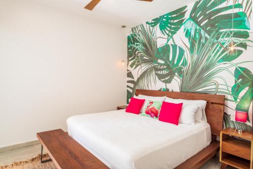 Una cama o camas en una habitación de Villa Ek'Balam & Villa Flamingo, Luxury Villas, Private Pool, Private Garden, Jacuzzi, 24h Security
