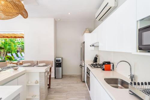 Una cocina o cocineta en Villa Ek'Balam & Villa Flamingo, Luxury Villas, Private Pool, Private Garden, Jacuzzi, 24h Security