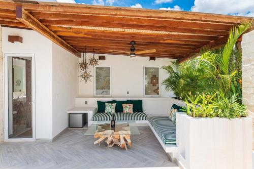 Un patio o zona al aire libre en Villa Ek'Balam & Villa Flamingo, Luxury Villas, Private Pool, Private Garden, Jacuzzi, 24h Security
