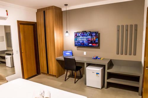TV i/ili multimedijalni sistem u objektu Ellus Hotel