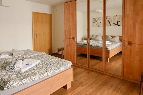 מיטה או מיטות בחדר ב-Holiday Home Nahetal-Waldau - DMG07059-F