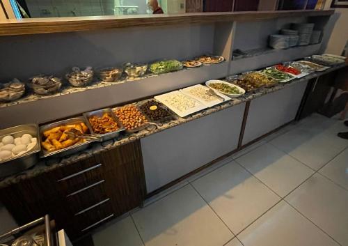 una línea de buffet con muchos tipos diferentes de comida en Denizhan Hotel, en Antalya