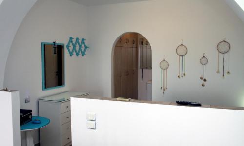 Habitación con encimera con espejo y puerta en Anatoli, en Kimolos