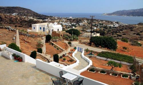 Vista árida de una ciudad en una colina con el océano en Anatoli, en Kimolos