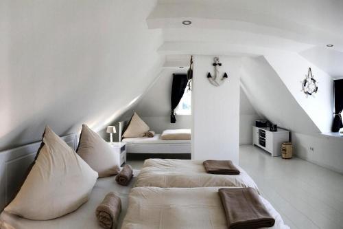 ein Schlafzimmer mit einem großen Bett in einem Zimmer mit Treppen in der Unterkunft Terraced house, Hedwigenkoog in Hedwigenkoog