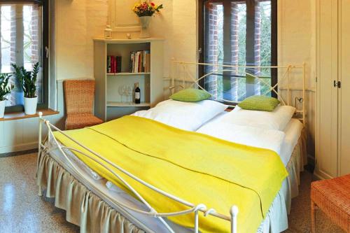 - une chambre avec un lit et une couverture jaune dans l'établissement Water tower, Kuchelmiss, à Kuchelmiß