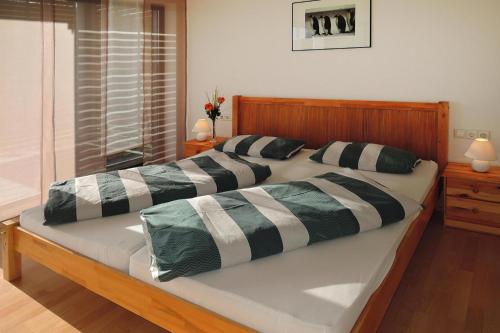 um quarto com uma cama grande e almofadas pretas e brancas em Apartment, Messstetten em Meßstetten