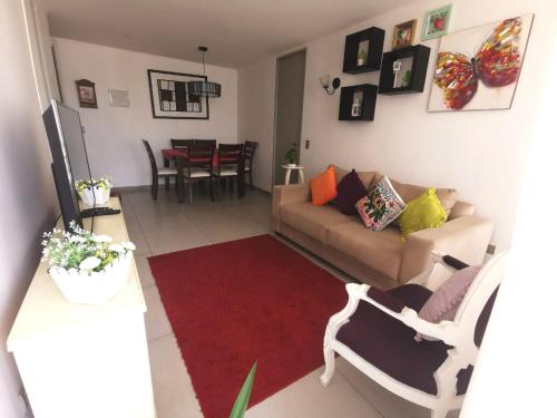 sala de estar con sofá y mesa en Matiz 01, en Iquique