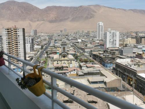 uma vista para a cidade a partir de uma varanda em Matiz 01 em Iquique