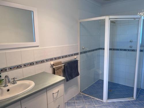uma casa de banho com um chuveiro e um lavatório. em Vivonne Bay Island Getaway em Vivonne Bay