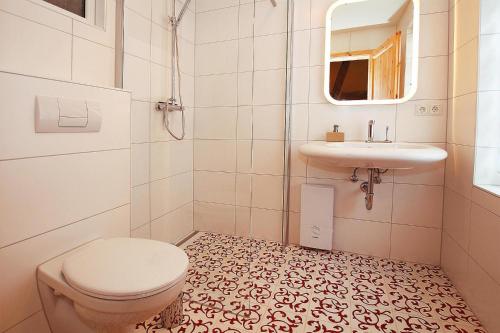 La salle de bains est pourvue de toilettes et d'un lavabo. dans l'établissement Holiday home in Neukalen, à Neukalen