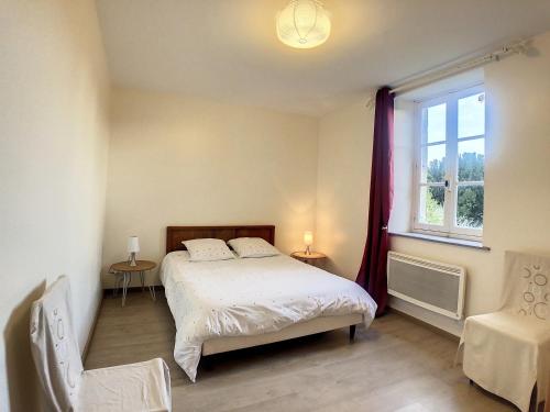 une chambre avec un lit et une fenêtre dans l'établissement Boutons d'or, à Tierceville