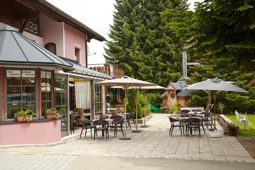 Majoituspaikan Vintage-Hotel Charivari- Sommerbergbahnen 2024 kostenlos ravintola tai vastaava paikka