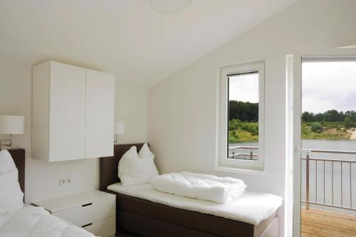 a white room with two beds and a window at Anglerhaus in Hechthausen in Hechthausen