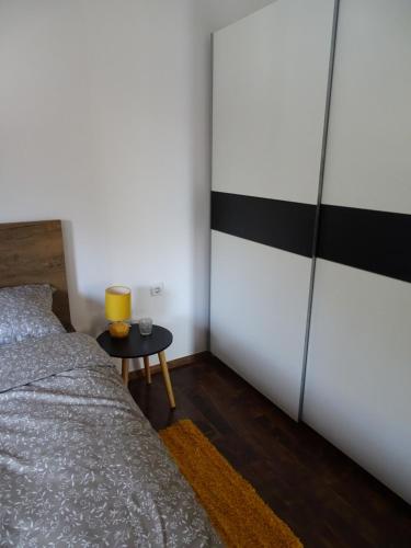 een slaapkamer met een bed en een bijzettafel bij Forest Hill in Zagreb