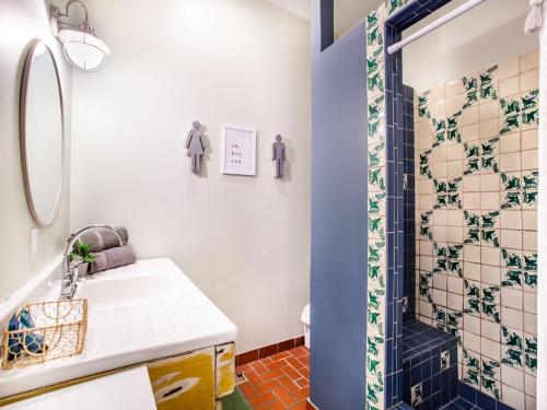 Ένα μπάνιο στο Elegant Old City Loft - Downtown