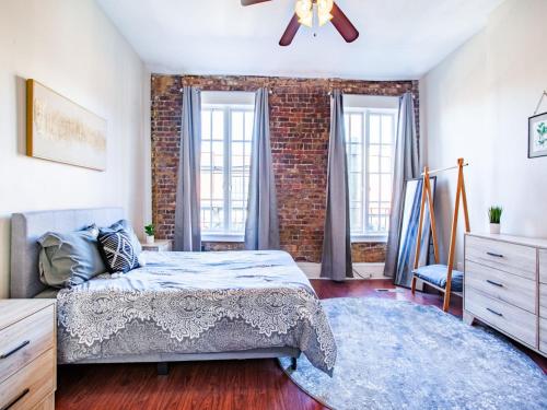 Ένα ή περισσότερα κρεβάτια σε δωμάτιο στο Elegant Old City Loft - Downtown