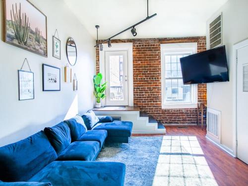 Televisyen dan/atau pusat hiburan di Elegant Old City Loft - Downtown