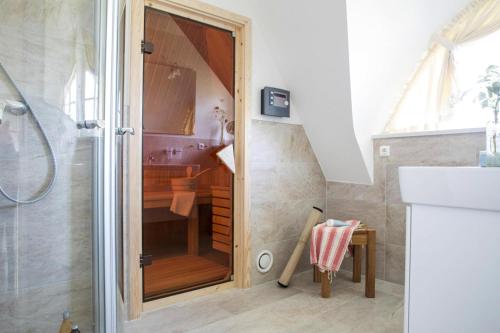 A bathroom at Holiday house, Fuhlendorf