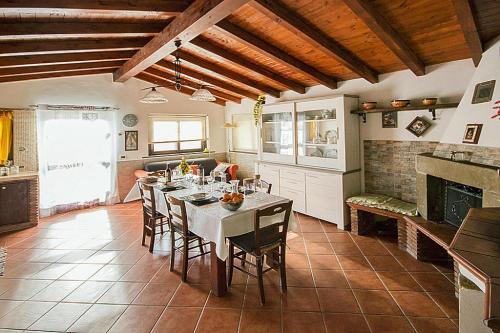 eine Küche und ein Esszimmer mit einem Tisch und Stühlen in der Unterkunft Holiday home, Francavilla di Sicilia in Francavilla di Sicilia