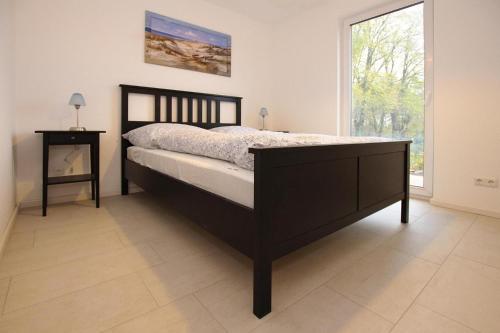 1 dormitorio con cama y ventana grande en Holiday home Kiebitz, Plau am See, en Plau am See