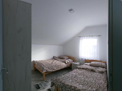 Giường trong phòng chung tại Vila mira i tišine