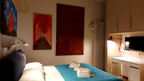 Sguardo a San Luca Apartment في بولونيا: غرفة نوم بسرير وباب له ممر