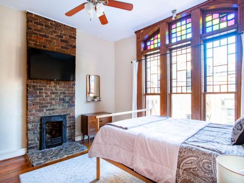 ein Schlafzimmer mit einem Bett und einem Kamin in der Unterkunft Cozy Old City Loft - Minutes from Market Square in Knoxville