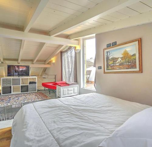 une chambre avec un lit et une grande fenêtre dans l'établissement Luxury Loft Duplex, à Cannes
