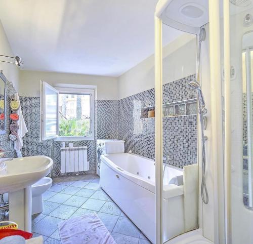 une salle de bain avec une baignoire et un lavabo dans l'établissement Luxury Loft Duplex, à Cannes