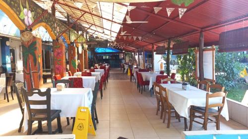 Un restaurante o sitio para comer en Hotel la Cueva Limon