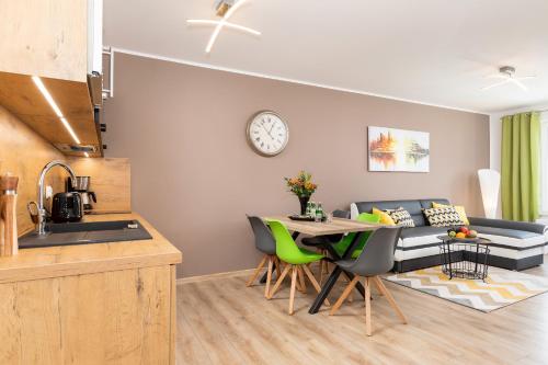 kuchnia i salon ze stołem i kanapą w obiekcie Apartaments SWEET HOME AQUA & SPA w Kołobrzegu