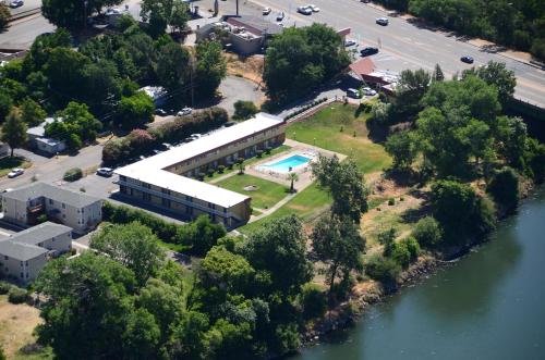 Πισίνα στο ή κοντά στο Travelodge by Wyndham Red Bluff South of Redding