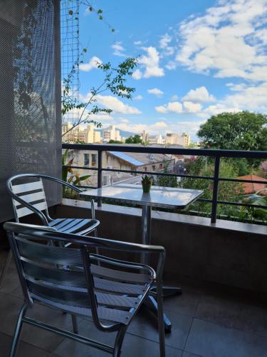 una mesa y sillas en un balcón con vistas en Aires de Capital Depto en Salta