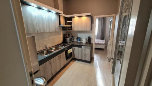 uma pequena cozinha com um lavatório e um fogão em Classy apartment at European Quarter em Bruxelas