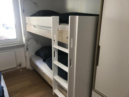 Μία ή περισσότερες κουκέτες σε δωμάτιο στο Schönes Ferienappartment in Zell am See: zentral gelegen und Nähe der Areitbahn und dem Zeller See