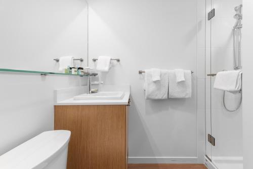 Koupelna v ubytování Gage Suites at UBC